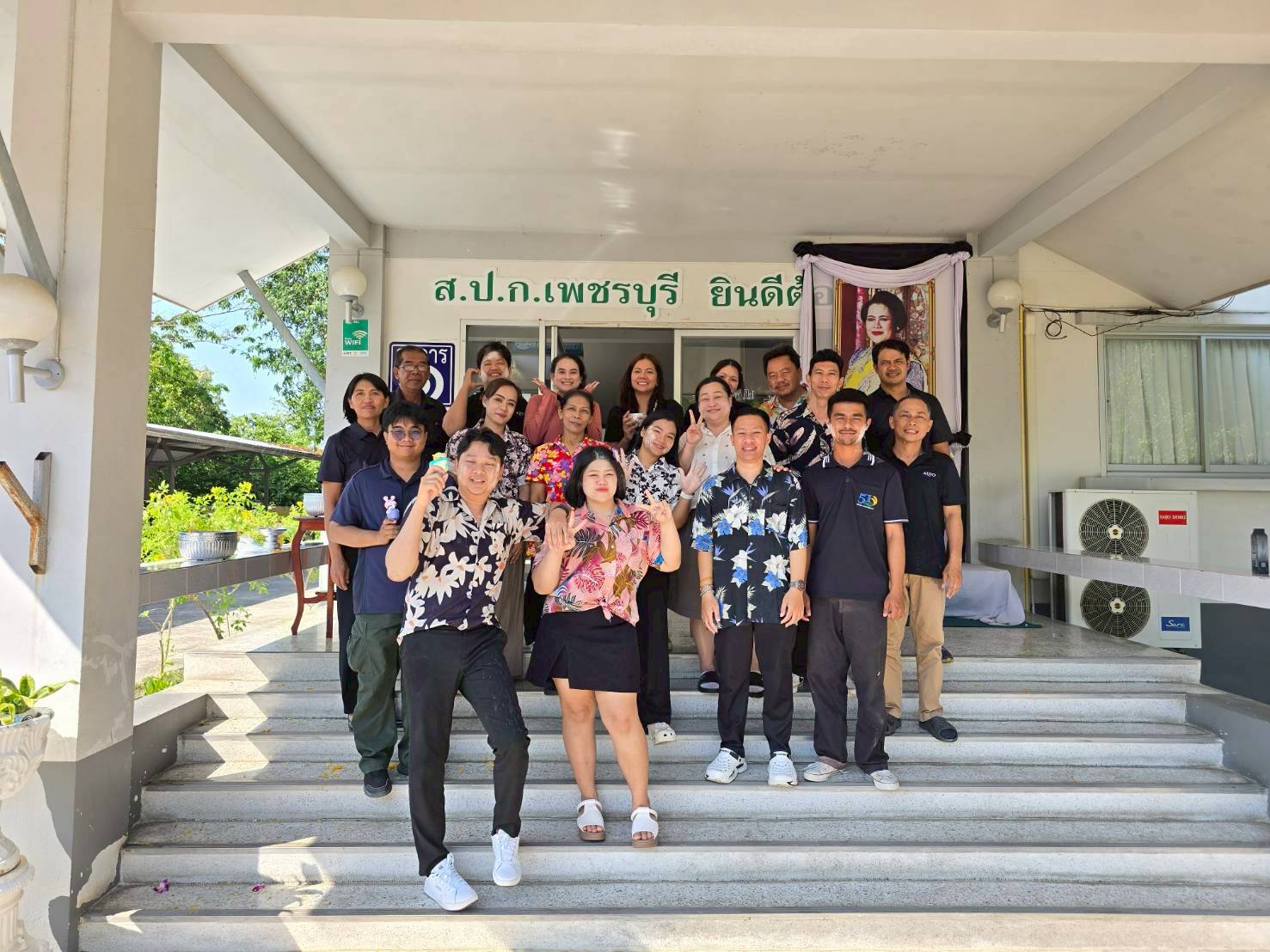 title - สำนักงานการปฏิรูปที่ดินจังหวัดเพชรบุรี ร่วมสืบสานวัฒนธรรม ประเพณีวันสงกรานต์ สรงน้ำพระและ รดน้ำขอพรปฏิรูปที่ดินจังหวัดเพชรบุรี